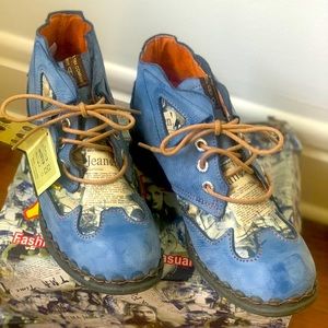 TMA EYES Layered Graphic Newsprint Boots 8.5